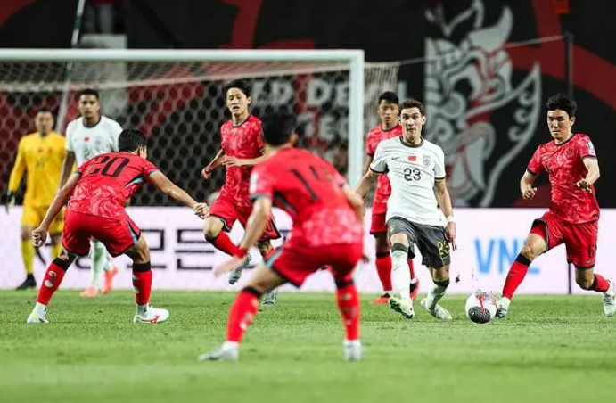 世预赛-国足客场0-1韩国胜负关系力压泰国惊险晋级18强赛，李刚仁制胜