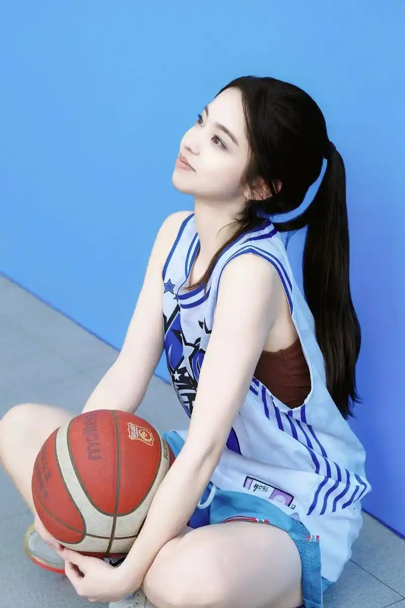中国女排双队长闪耀海外：朱婷迎10天5战魔鬼赛程，龚翔宇凭实力征服美国球迷